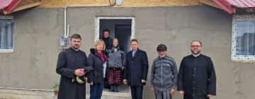 Dumnezeu lucrează prin oameni! Comunitatea din Tomșani a finalizat locuința familiei Jalbă, chiar înainte de Paște!