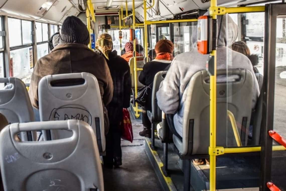 Hoață din Ploiești, reținută după ce a lăsat fără portofel o femeie, într-un autobuz