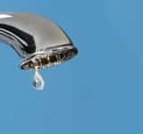 Apă după program la Mănești: două ore - dimineața, două - seara!