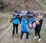 Familie cu trei copii, din Capitală, scoasă din noroiul unui drum forestier de jandarmi și pompieri