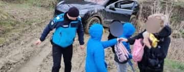 Familie cu trei copii, din Capitală, scoasă din noroiul unui drum forestier de jandarmi și pompieri