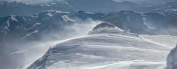 La stația meteo Vf. Omu, stratul de zăpadă are aproape 2,5 metri! Riscul de avalanșe se menține mare în Munții Bucegi