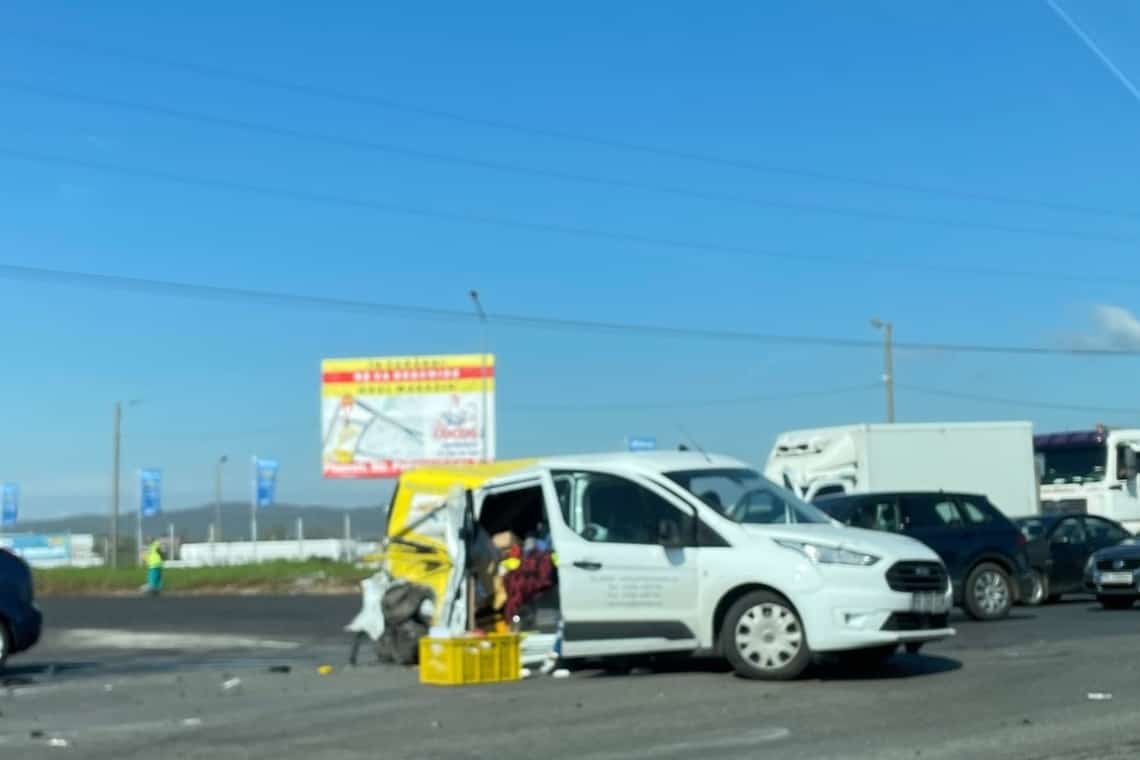 Accident pe DN1, la intersecția cu drumul spre Florești. Trafic dirijat de polițiști - FOTO