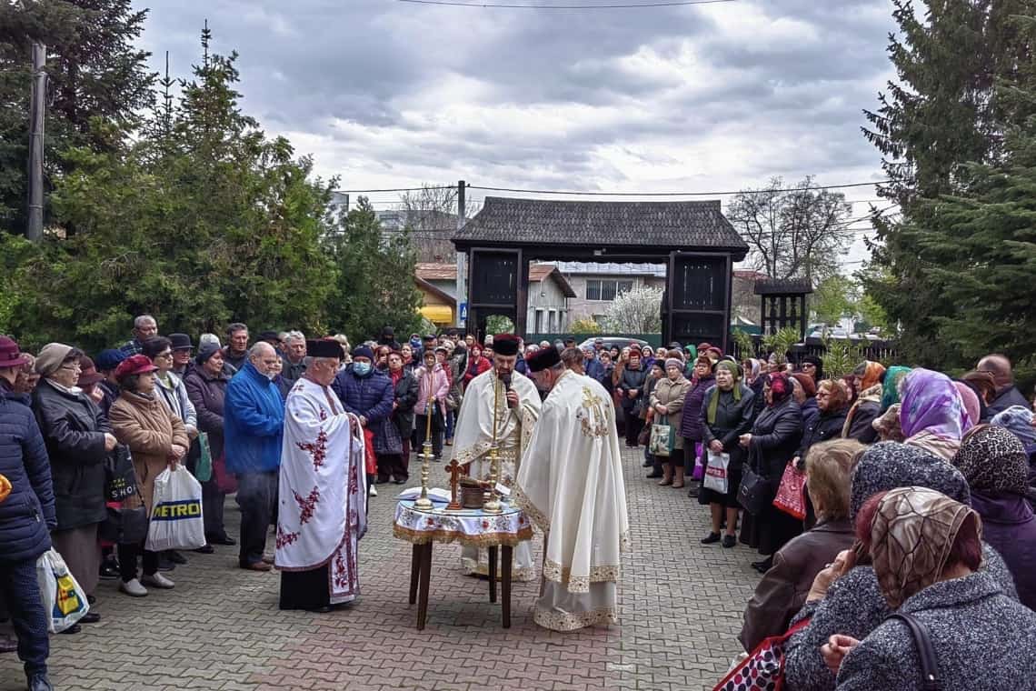 Sute de credincioși au fost, de Izvorul Tămăduirii, la Biserica Domnească din Ploiești