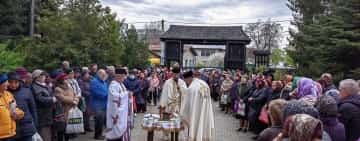 Sute de credincioși au fost, de Izvorul Tămăduirii, la Biserica Domnească din Ploiești