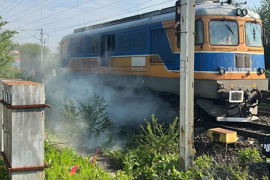 Incendiu la o locomotivă a unui tren de marfă, între stațiile Brazi și Crivina