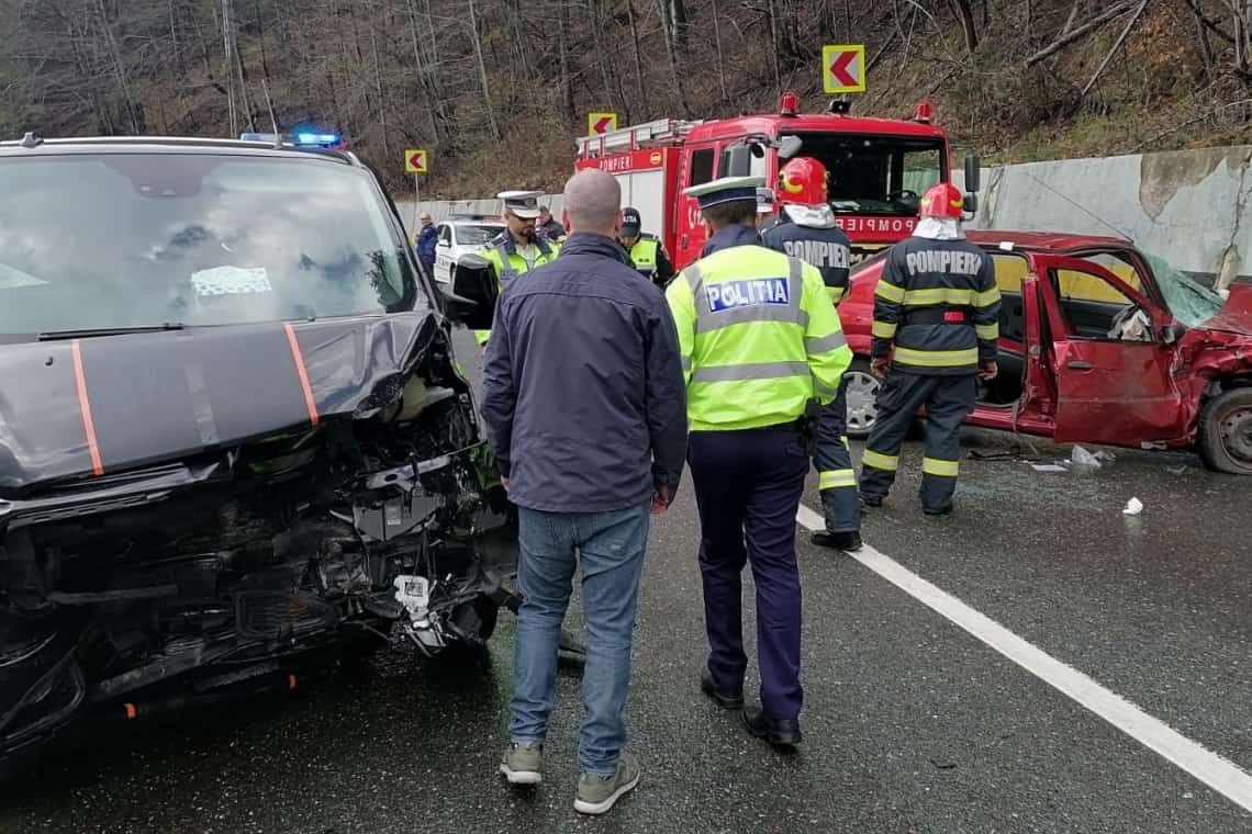 Pompierii au intervenit pentru descarcerarea femeii rănite în accidentul de pe DN1-Posada