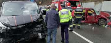 Pompierii au intervenit pentru descarcerarea femeii rănite în accidentul de pe DN1-Posada
