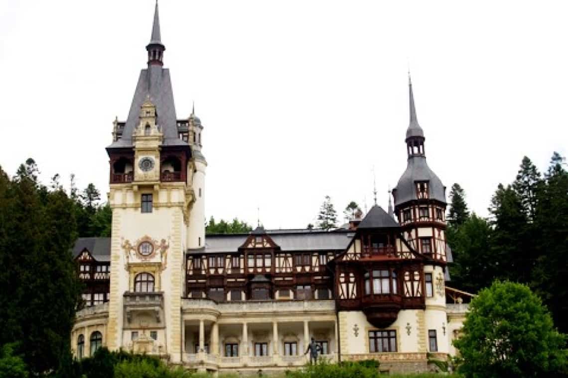 Muzeul Național Peleș caută îngrijitor spații verzi. Aflați ce legi trebuie să știe eventualii candidați