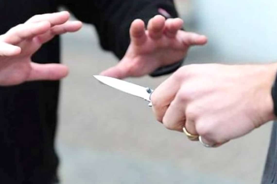 Doi tâlhari minori din Ploiești, reținuți de polițiști. Ei sunt cercetați pentru infracțiuni cu violență, săvârșite în plină stradă!