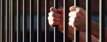 Un bărbat cu patru mandate de executare a pedepsei cu închisoarea, prins pe o stradă din Ploiești. A fost ”cazat” la Mărgineni!