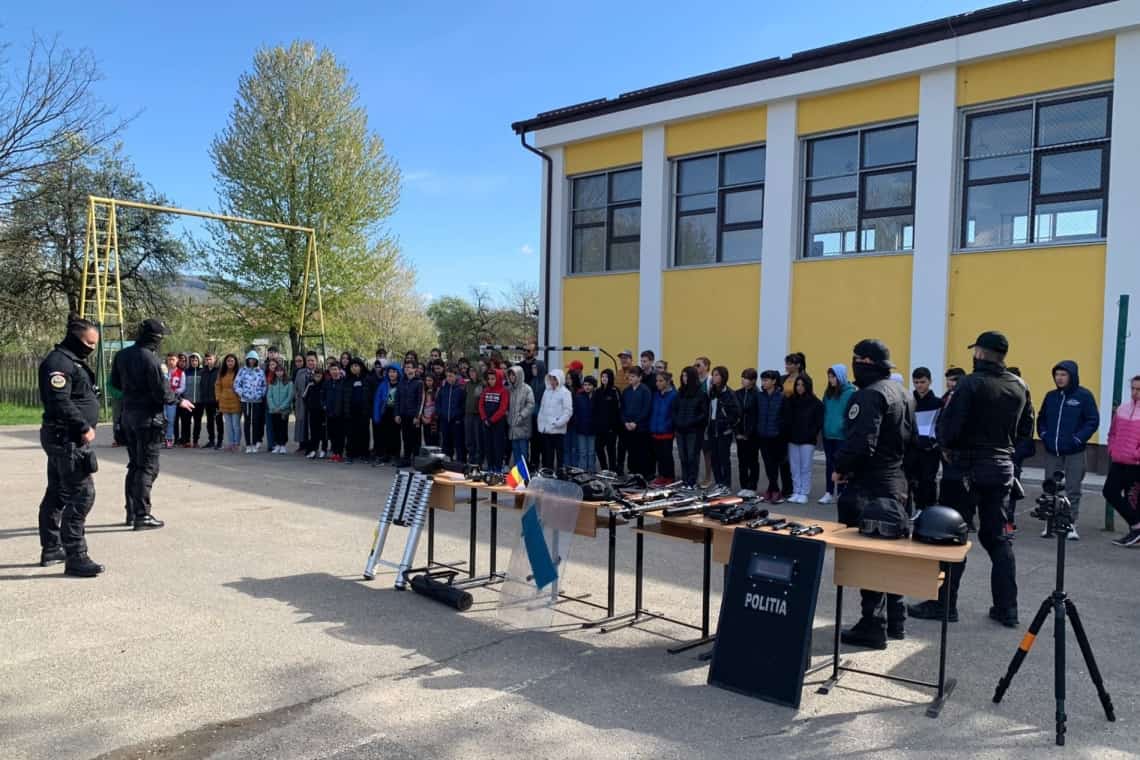 Sute de elevi din Vâlcănești, Vărbilău, Brebu și Ploiești, informați de polițiștii prahoveni despre pericolul agresiunilor și al consumului de substanțe interzise