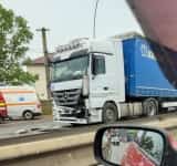 Accident între un TIR și un microbuz de transport persoane, în comuna Blejoi, pe DN1A