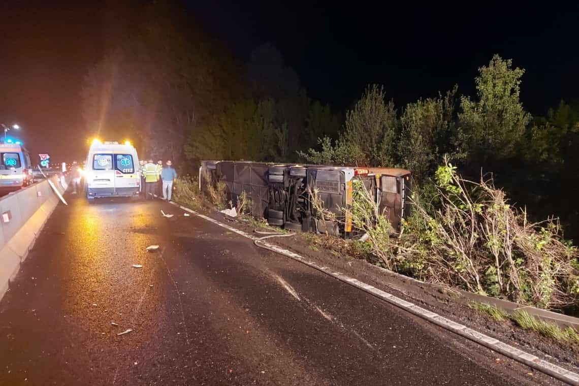 Un autocar în care se afla doar șoferul s-a răsturnat, noaptea trecută, pe DN 1, în zona Cornu