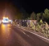 Un autocar în care se afla doar șoferul s-a răsturnat, noaptea trecută, pe DN 1, în zona Cornu