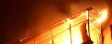 Incendiu puternic într-un apartament aflat la etajul patru al unui bloc din Ploiești