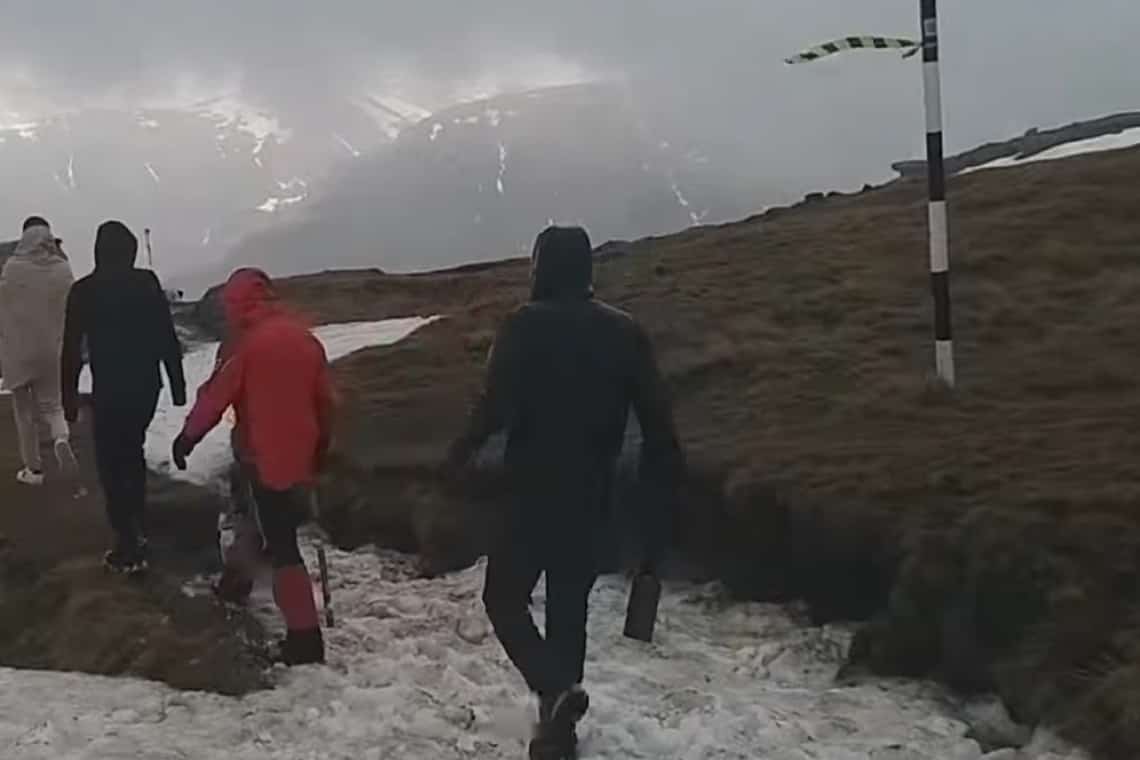 Patru tineri din Vâlcea, printre care și o proaspătă mămică, ajutați de salvamontiști să coboare din zona Vf. Omu (video)