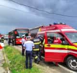 Accident între un autobuz oprit în stație și un TIR, pe DN1B, în comuna Bucov