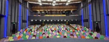 Municipiul Câmpina are cea mai colorată sală de spectacole din Prahova