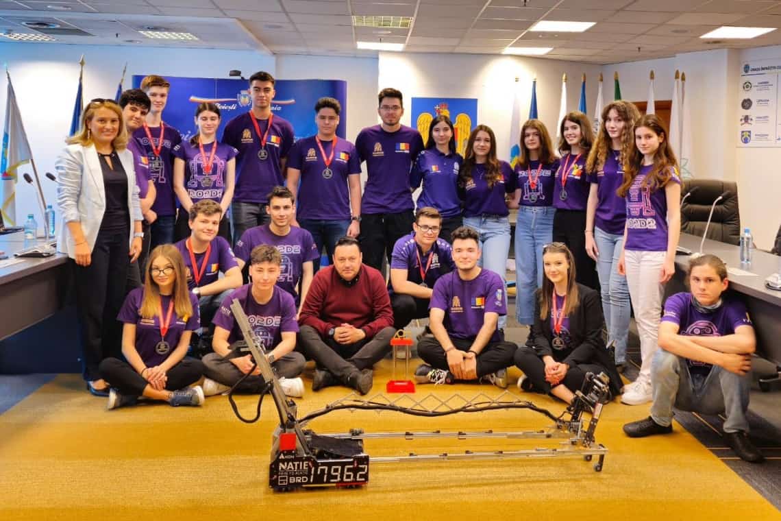 Primarul Volosevici a premiat echipa de robotică de la Colegiul Național Mihai Viteazul Ploiești