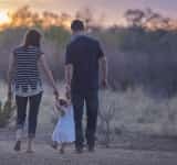 Adopția schimbă destine! 173 de copii adoptabili din Prahova așteaptă să-și găsească liniștea și dragostea în sânul unei familii!