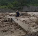 A avut zile! Un bătrân din Comarnic, salvat de pompieri după ce un podeț peste râul Prahova s-a surpat