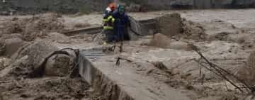 A avut zile! Un bătrân din Comarnic, salvat de pompieri după ce un podeț peste râul Prahova s-a surpat