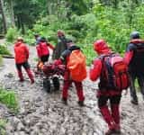 O femeie și-a rupt piciorul pe traseul spre Cascada Urlătoarea din Bucegi. A alunecat pe noroiul de pe potecă și a fost coborâtă de salvamontiști