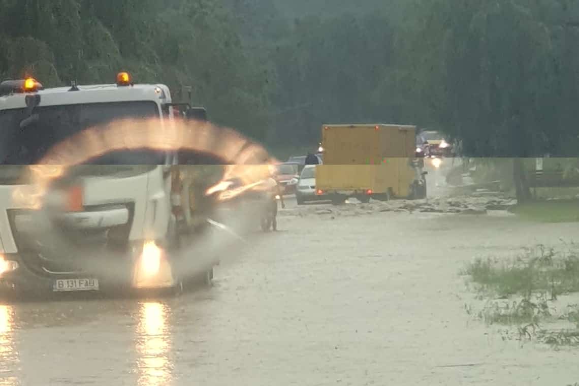 Drumul județean 102, blocat la Vărbilău din cauza ploii torențiale