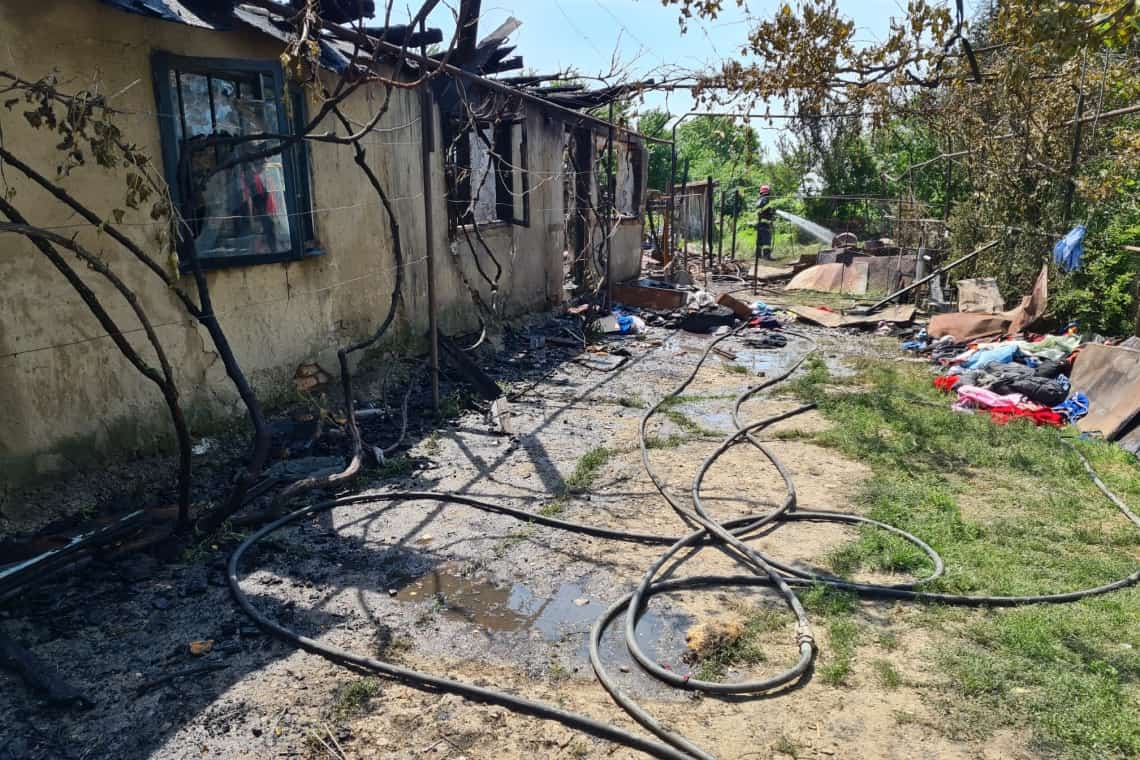 Incendiu într-o gospodărie din comuna Râfov. Acoperișul casei și câteva anexe s-au făcut scrum