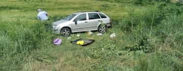 Un autoturism a ajuns pe câmp după o coliziune în trafic, pe Centura de Est a Ploieștiului