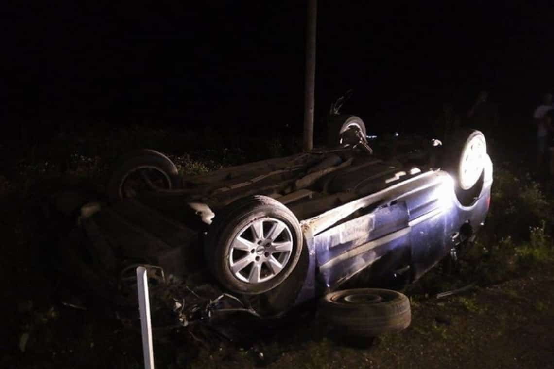 Băut și fără permis, un tânăr de 20 de ani din comuna Călugăreni s-a răsturnat cu mașina în timp ce era urmărit de polițiști