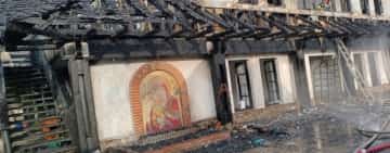 Casa Parohială și corpul chiliilor de la Mănăstirea Turnu au fost afectate de incendiu. Zeci de pompieri au intervenit pentru localizarea și stingerea flăcărilor - Video