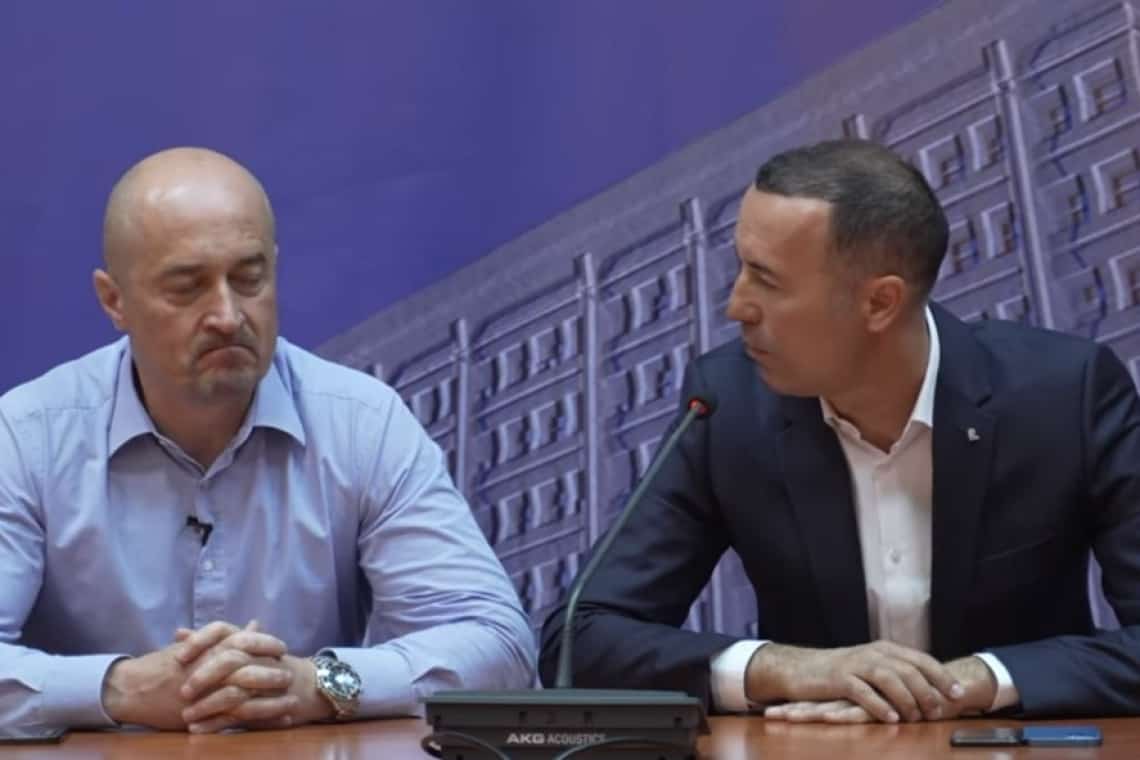 Transparență găunoasă: Iulian Dumitrescu a organizat ”pe șest” o conferință de presă la Consiliul Județean Prahova. Jurnaliștii incomozi nu au fost invitați!