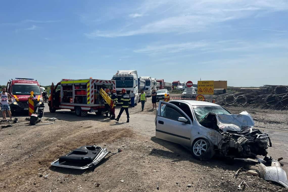 Coliziune între o autobasculantă și un autoturism, în satul Parepa, comuna Colceag. O persoană a rămas încarcerată în mașină