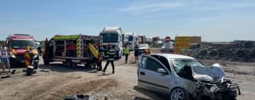 Coliziune între o autobasculantă și un autoturism, în satul Parepa, comuna Colceag. O persoană a rămas încarcerată în mașină