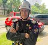 Un pompier din Timiș a avut o intervenție riscantă, dar salvatoare, în cazul unui tânăr care amenința că se aruncă de la etaj
