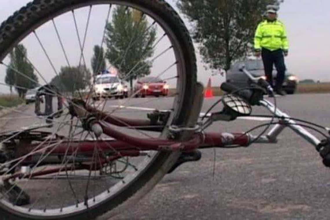Biciclist accidentat de un autoturism, joi dimineață, pe DN72, lângă Stoenești