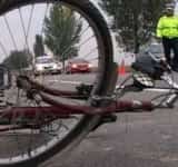 Biciclist accidentat de un autoturism, joi dimineață, pe DN72, lângă Stoenești