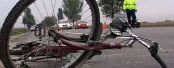 Biciclist accidentat de un autoturism, joi dimineață, pe DN72, lângă Stoenești