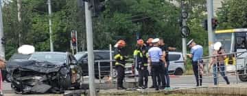 Accident în intersecția Șoseaua Vestului - strada Gheorghe Grigore Cantacuzino, din Ploiești. Șoferii au fost transportați la spital