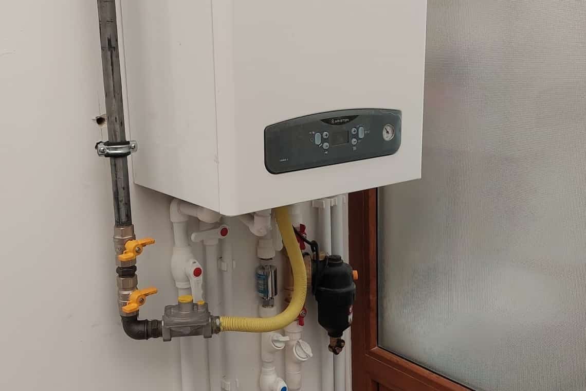 Un ploieștean a furat, în doar o săptămână, trei centrale termice dintr-un imobil în construcție!