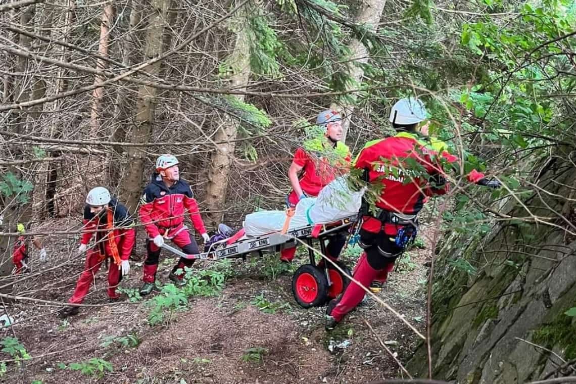 Trupul neînsuflețit al unei persoane căzute într-o zonă accidentată de lângă Cota 1400, recuperat de salvamontiști