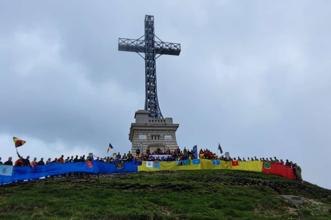 Drapelul României, arborat pe Vârful Omu și lângă Crucea Caraiman de jandarmii prahoveni!