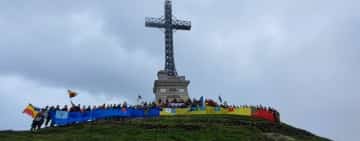 Drapelul României, arborat pe Vârful Omu și lângă Crucea Caraiman de jandarmii prahoveni!