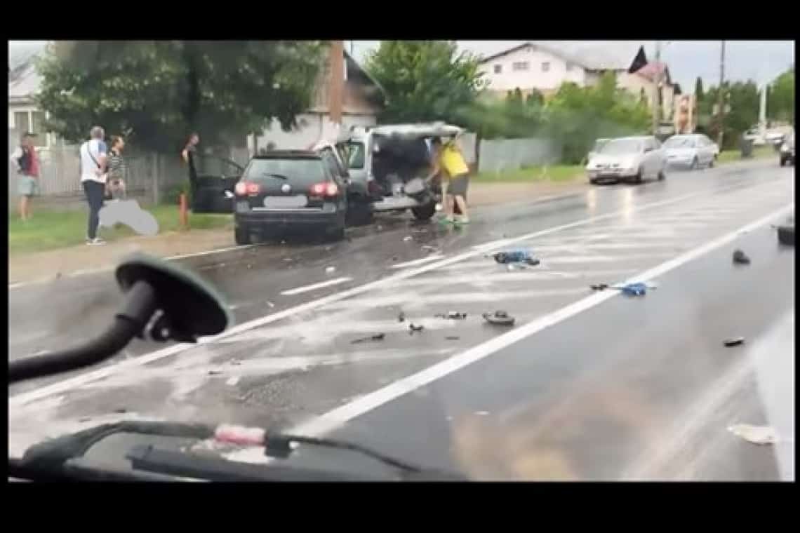 UPDATE FOTO/ Accident în comuna Lipănești. Intervine echipajul de descarcerare al pompierilor