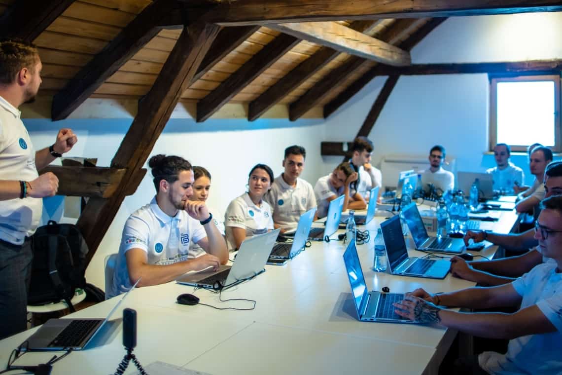 Ești student la o facultate cu profil tehnic? Înscrie-te la Școala de vară IT&C organizată la Brașov de STS!