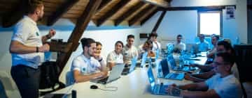 Ești student la o facultate cu profil tehnic? Înscrie-te la Școala de vară IT&C organizată la Brașov de STS!