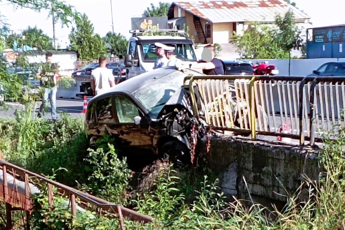 Un autoturism condus de o femeie de 40 de ani a intrat într-un cap de pod, în Chițorani. Un copil de șapte ani a fost rănit