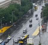Un tânăr posibil drogat s-a urcat pe un autoturism aflat în mers, pe Bulevardul Republicii din Ploiești!